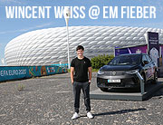 Gute Zeiten für Wincent Weiss: der Chartstürmer fährt den vollelektrischen ID.4 vor dem ersten Spiel der deutschen Fußballnationalmannschaft in München – und spricht über seinen EM-Song „Die guten Zeiten“, über E-Mobilität, Nachhaltigkeit und seine Liebe zum Fußball (©Foto: VW / Volkswagen AG)